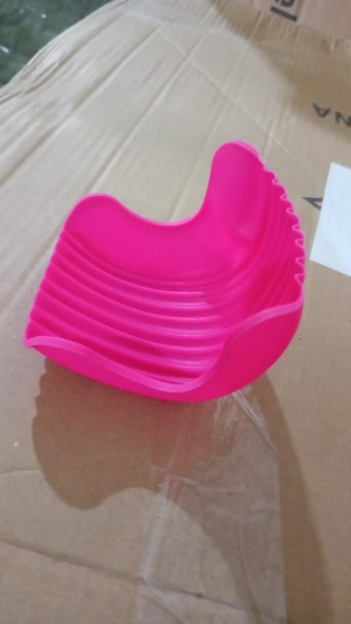 Child enjoying a burger without mess, thanks to the silicone burger holder.