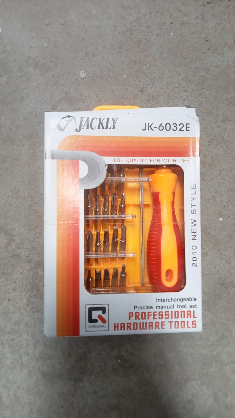 Overview of the magnetic screwdriver set featuring 32 precision pieces for repairs.