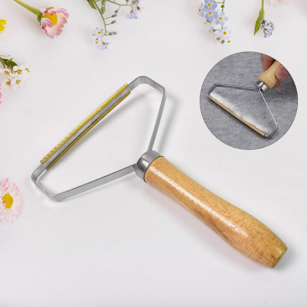 Close-up of the lint remover's pure copper scraper head, designed for effective fuzz removal.