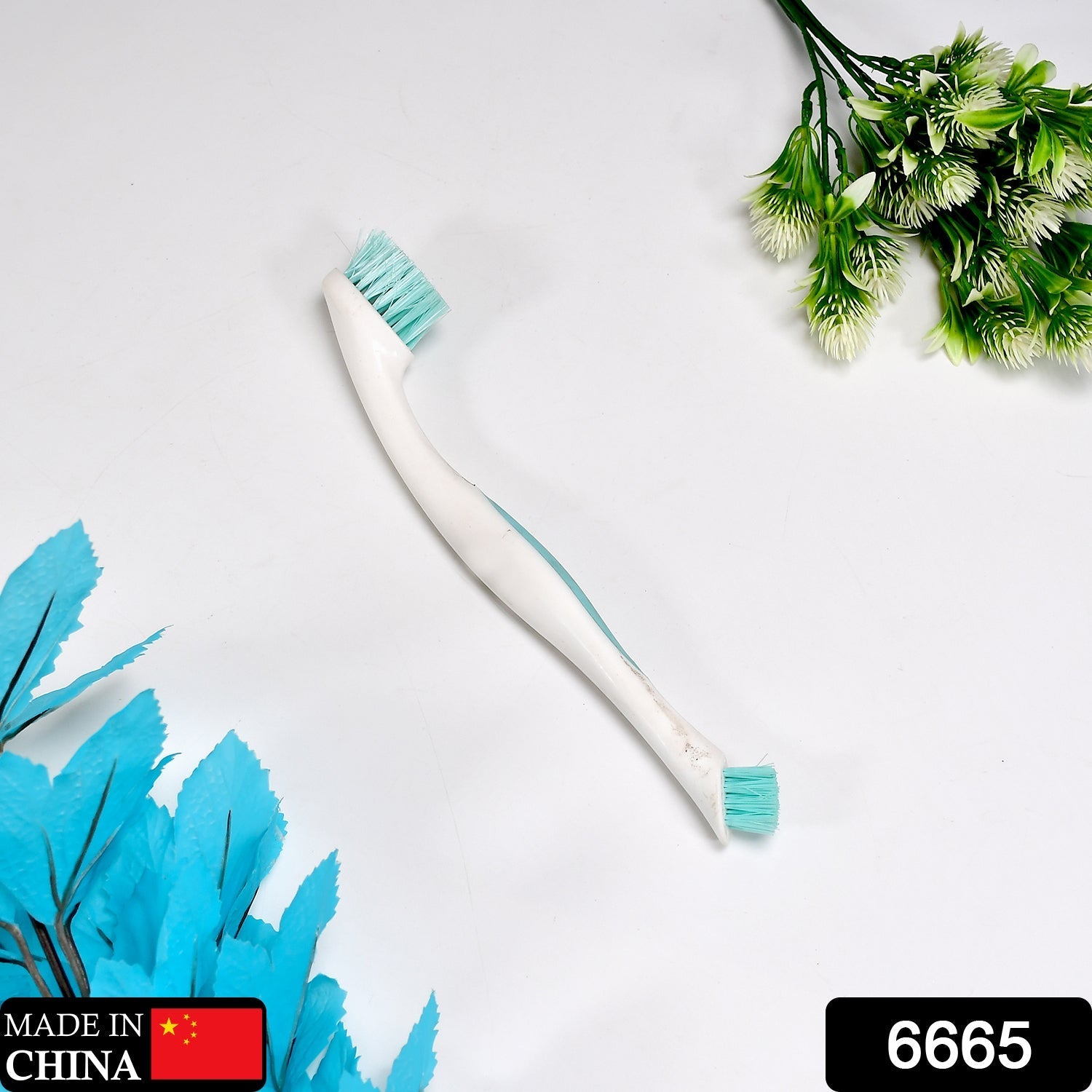 An ergonomic handle of the dual-sided cleaning brush, showcasing its comfortable grip for easy use.