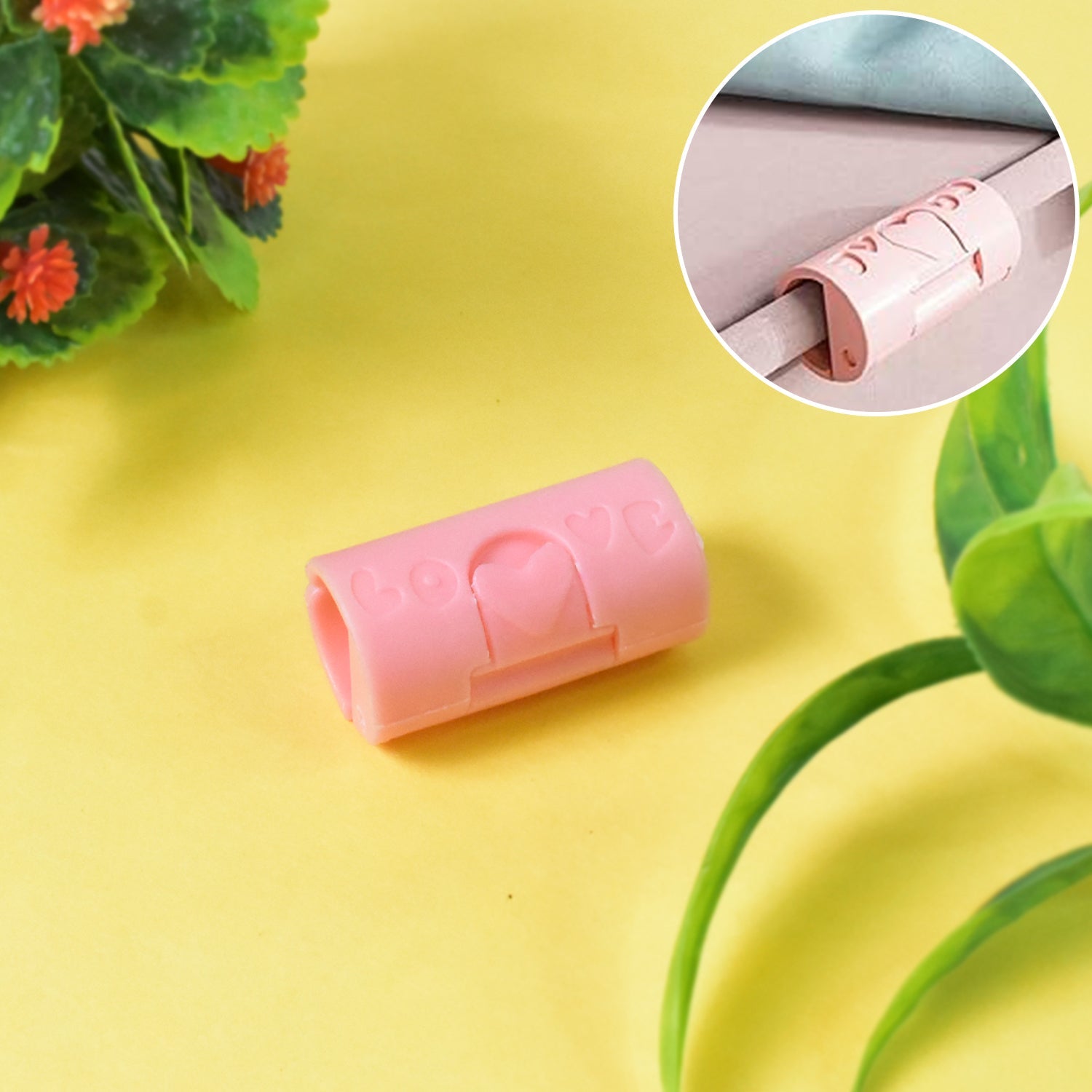 Elastic bed sheet clip securing quilt corner with non-slip grip