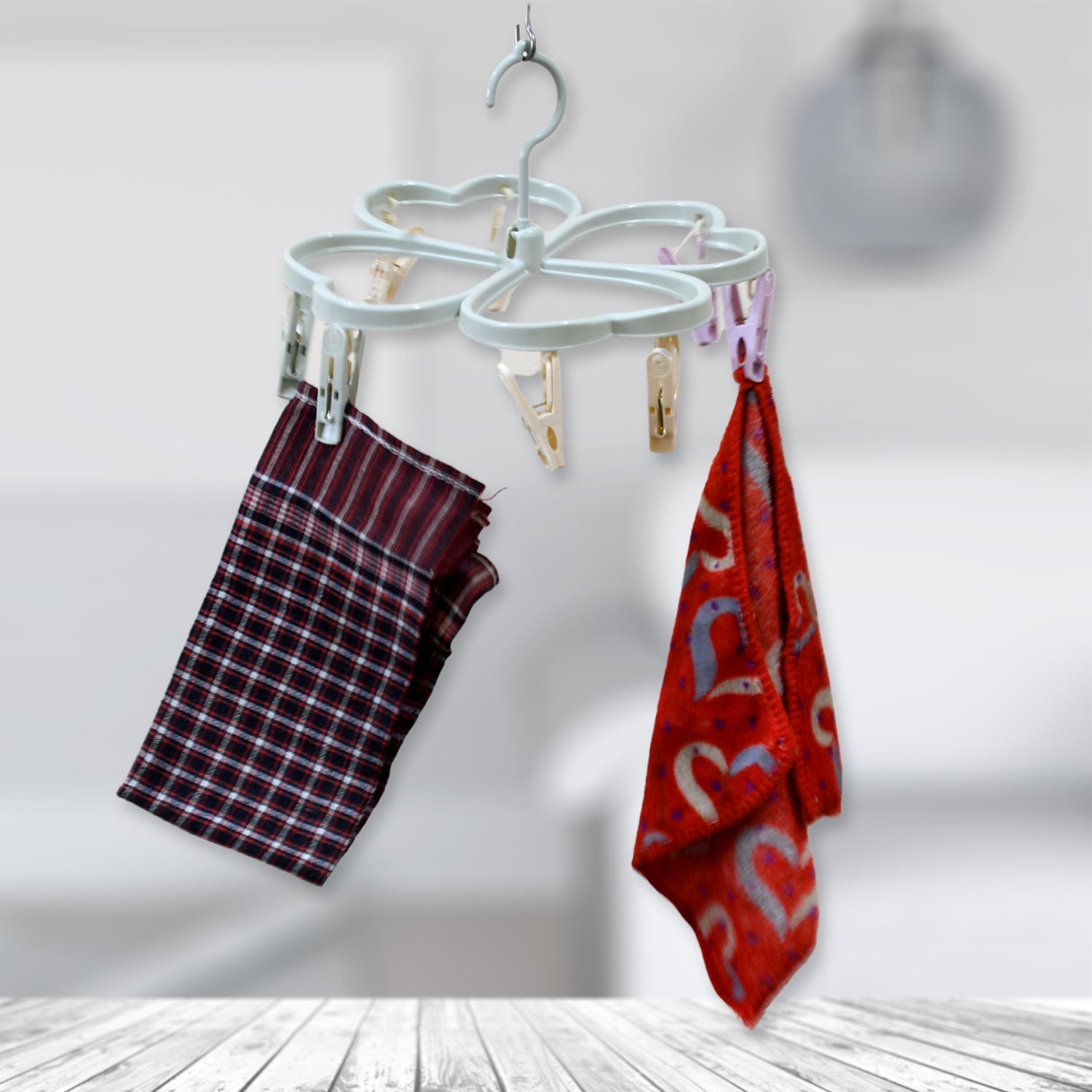 Heart-shaped cloth drying rack with 8 clips for laundry.