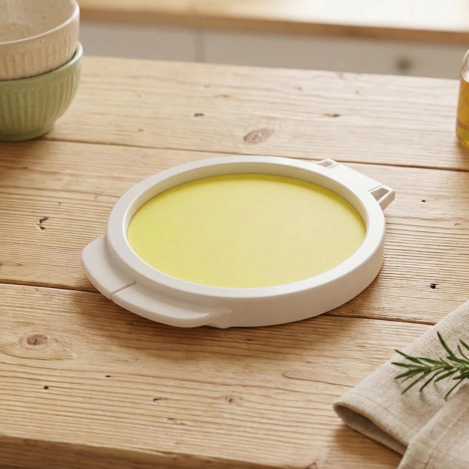 Stackable round food storage container for leftovers and fruits