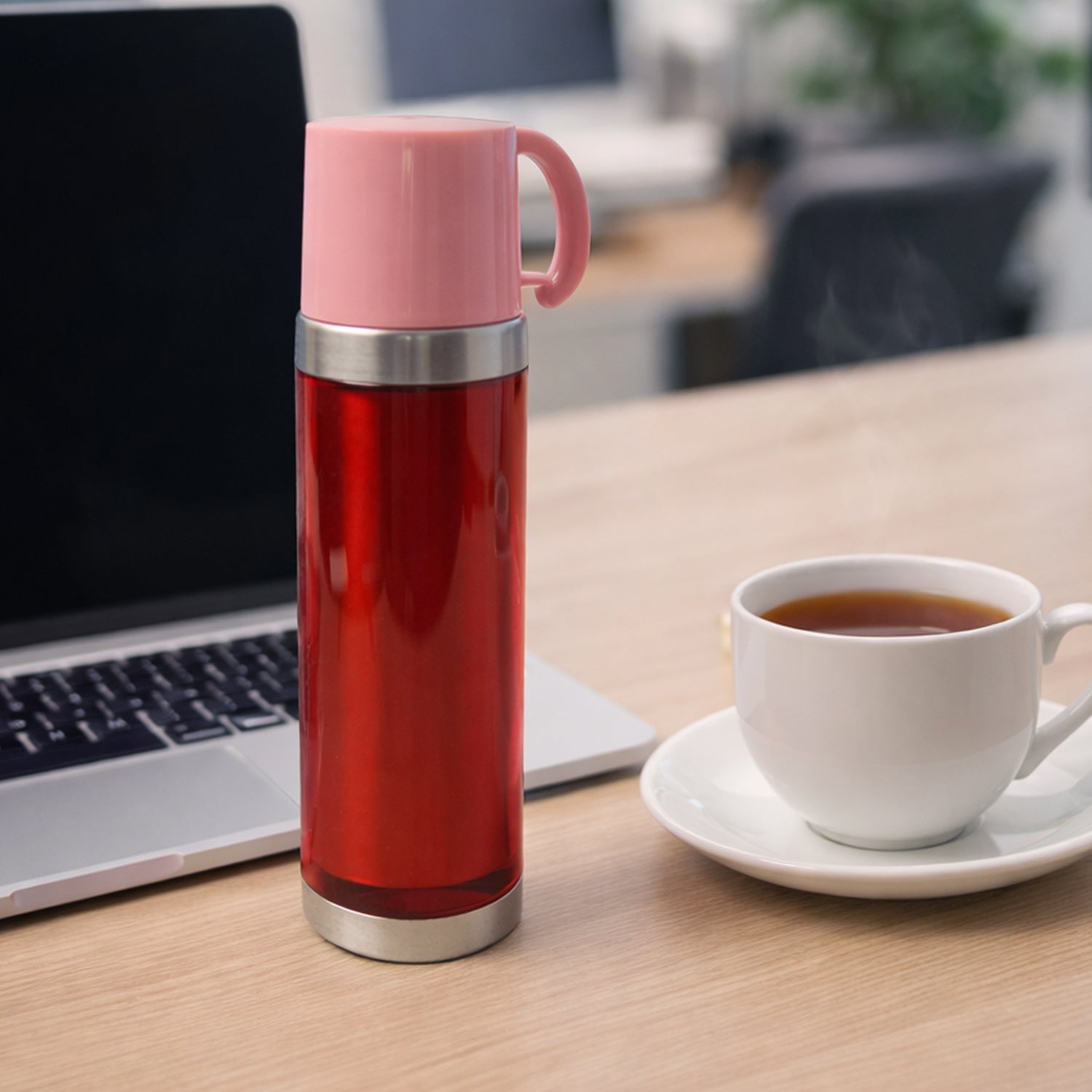 Front view of insulated travel mug 500ML with handle and stainless steel base