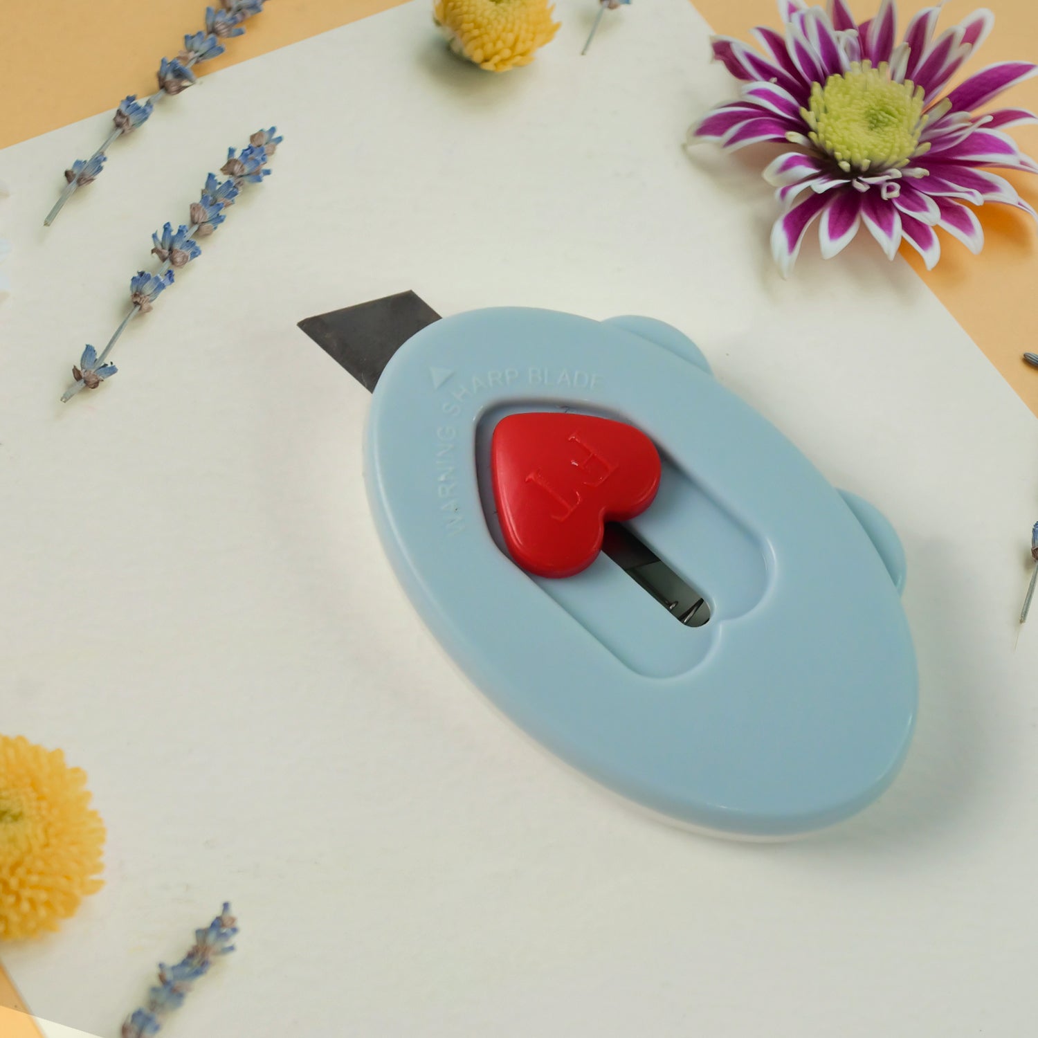 Mini utility cutter with sharp retractable blade and ergonomic grip