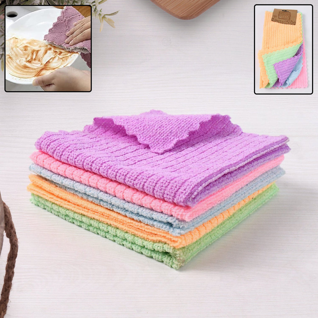 Pack of 5 super absorbent microfiber cleaning cloths laid flat
