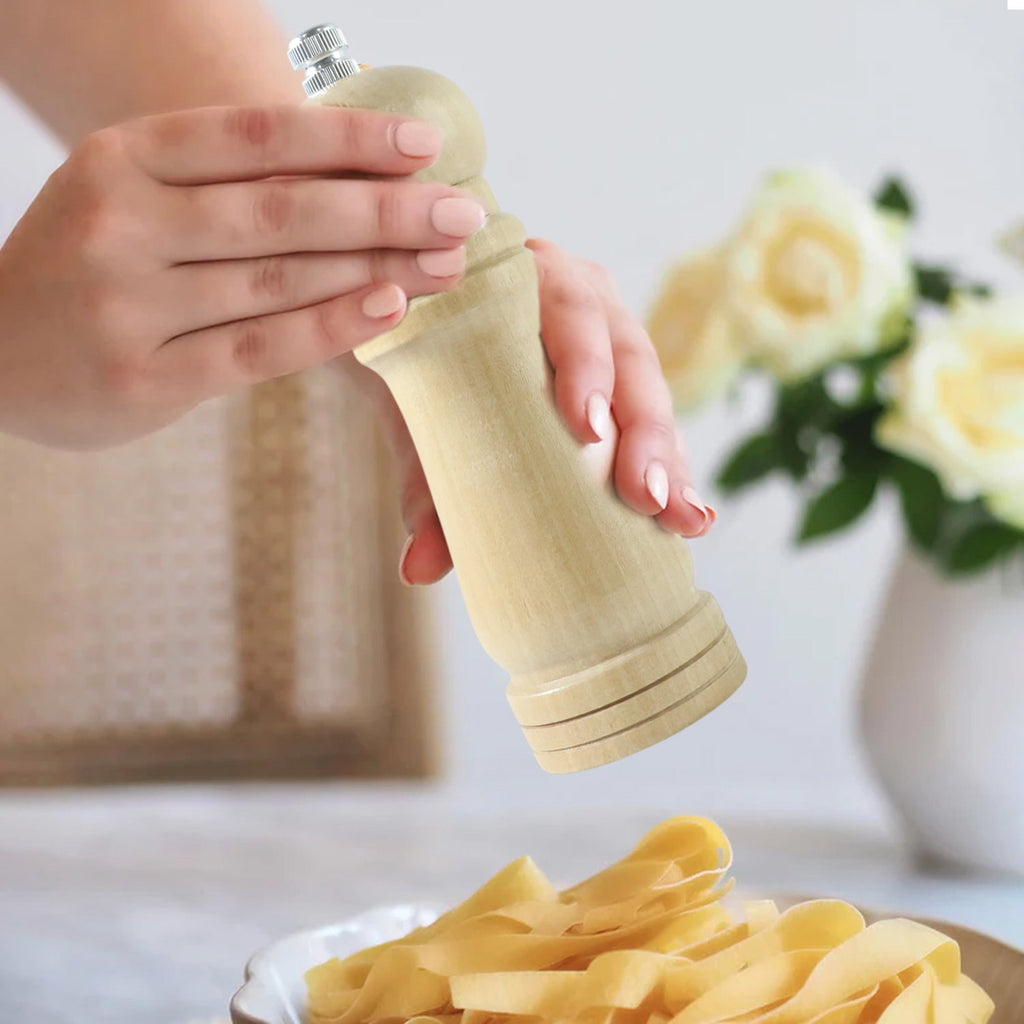 Manual pepper grinding mill made of wood with adjustable coarseness knob