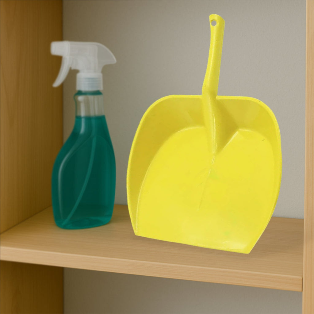 Detail of the wide dustpan lip and comfortable grip on the handle.