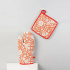 High-quality cotton oven mitt, designed for comfort and protection.