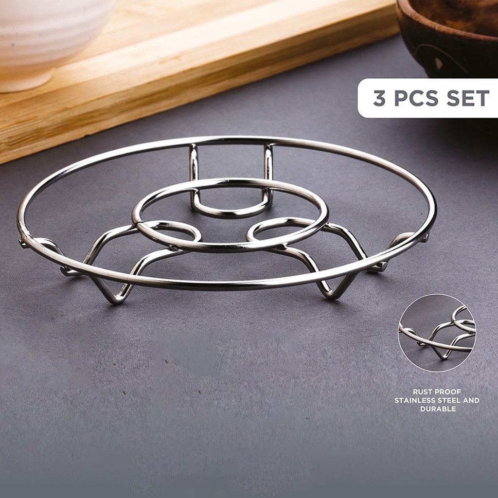 Apex wire trivet in use protecting a surface from hot cooking pot