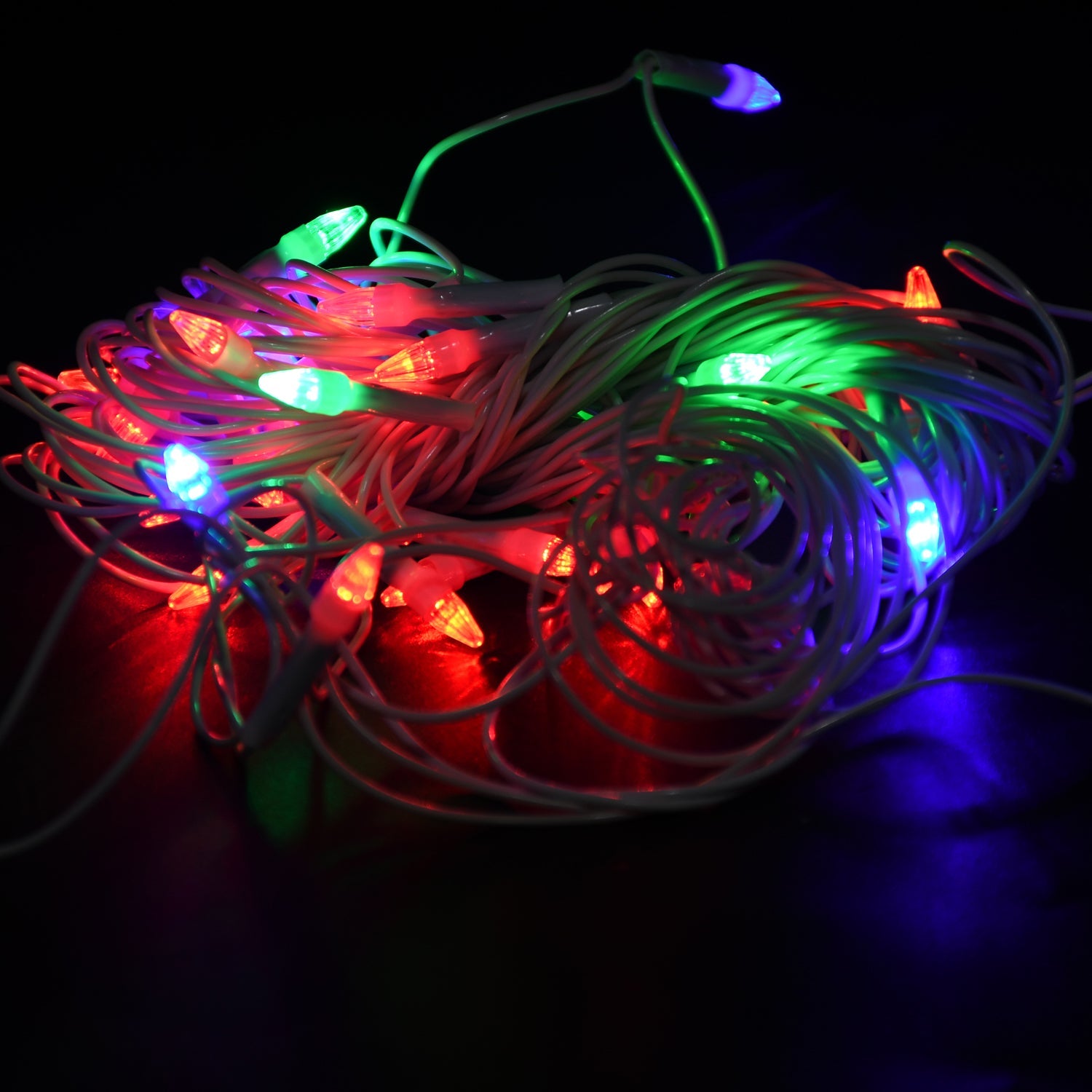 Detailed view of the 8-meter LED string lights' durable wiring.