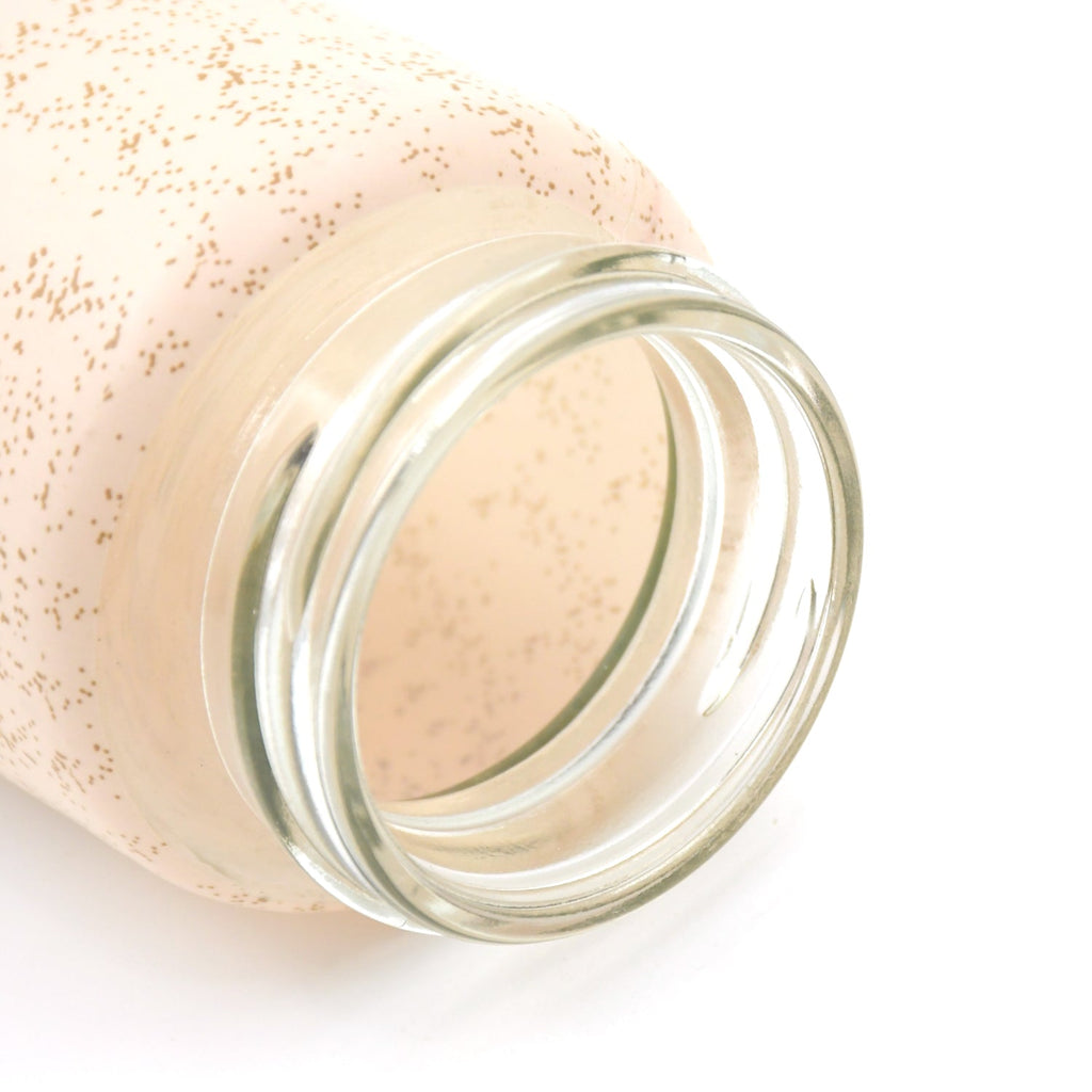 Detailed shot of the natural bamboo lid and borosilicate glass bottle.