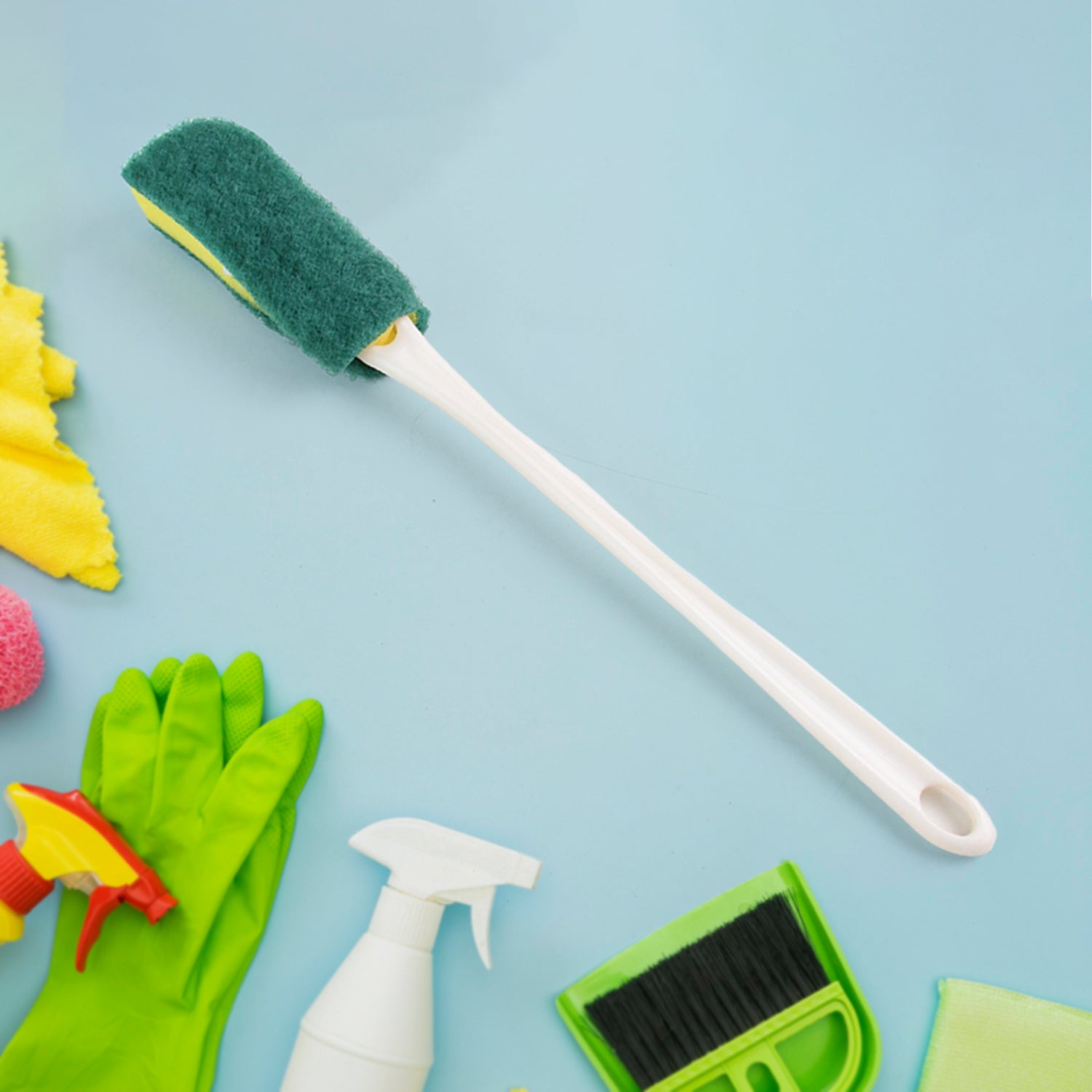 Close-up of the ergonomic grip on the long handle bottle cleaning brush