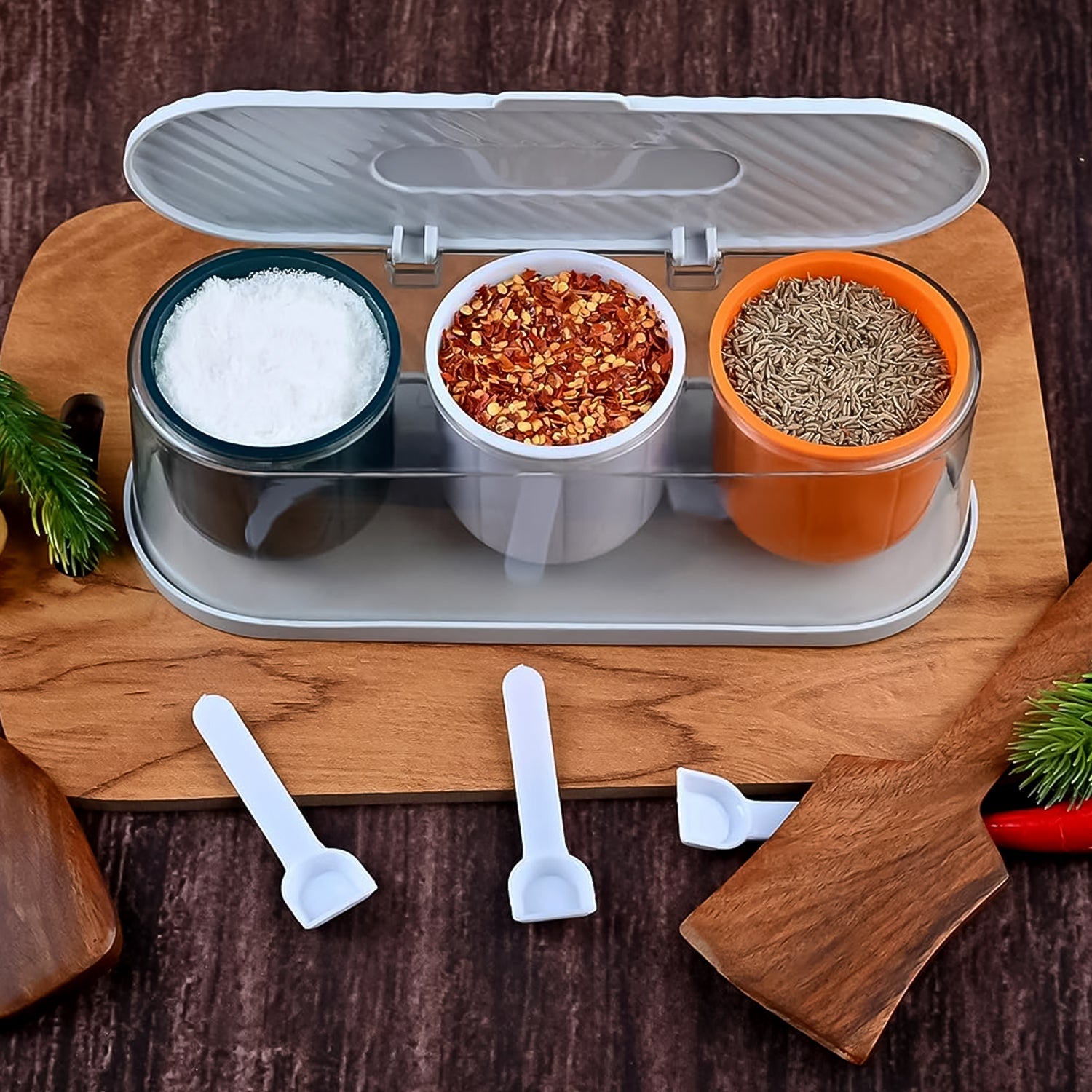 The open 3-grid spice box, clearly revealing its individual compartments and dedicated spoons.