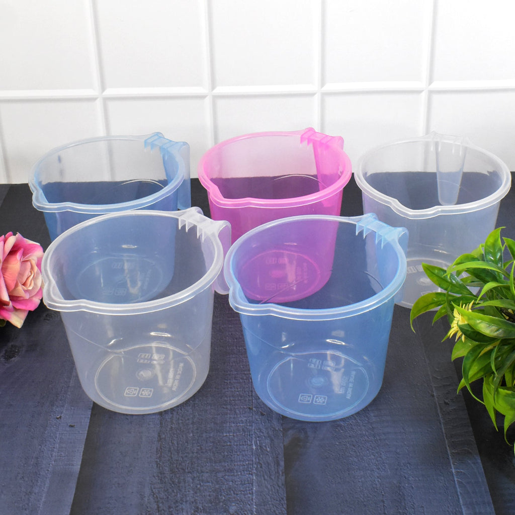 Multiple clear plastic bath mugs arranged, highlighting their generous 1200ml capacity.