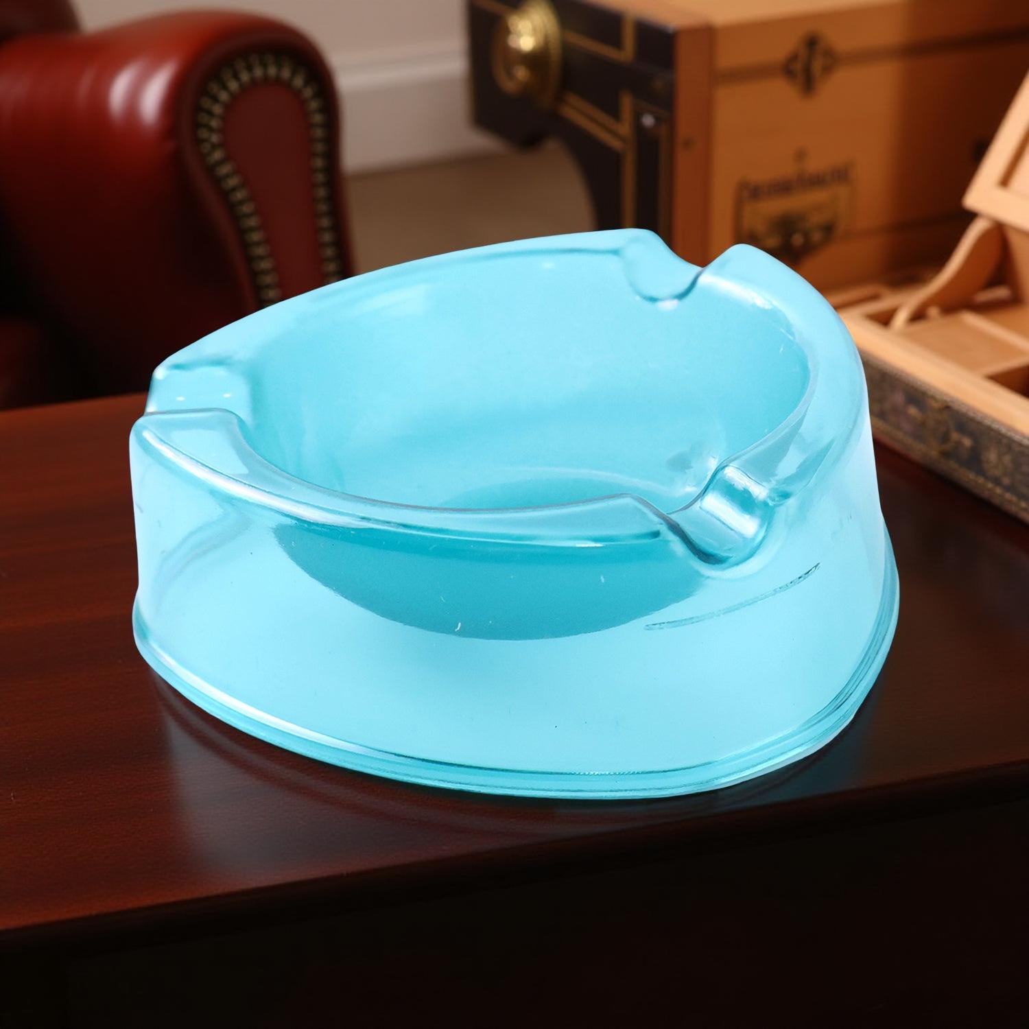 Transparent heavy-duty plastic ashtray with anti-slip base for stability