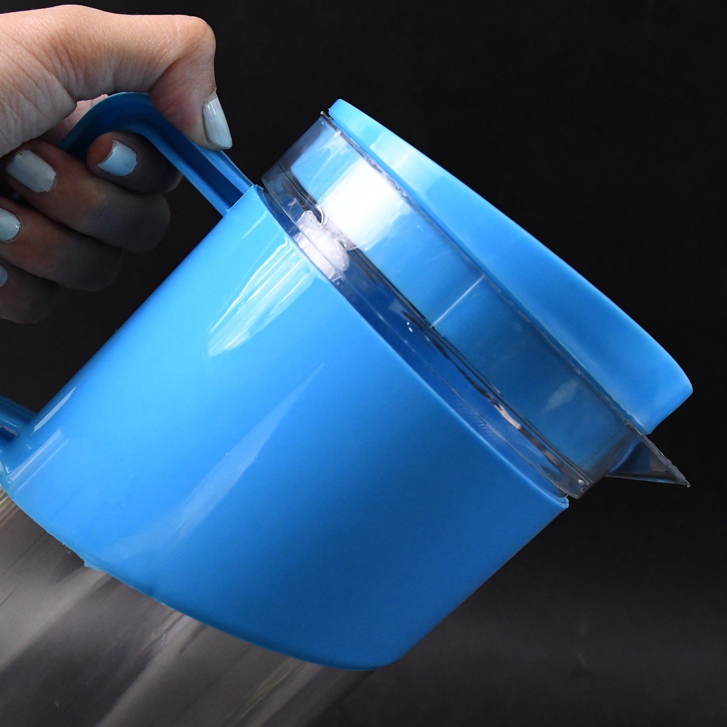 Clear BPA-free water jug with ergonomic handle and ice stopper lid