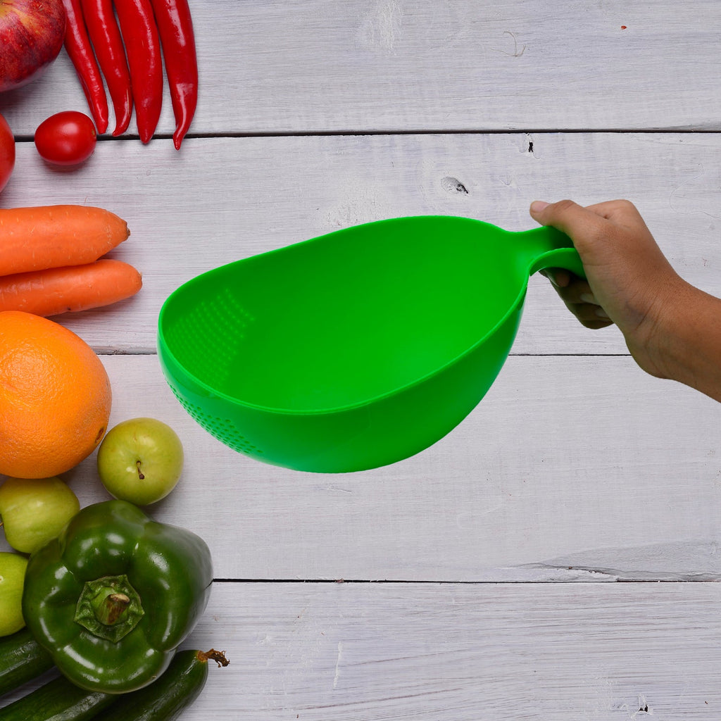Close-up of the thick drain basket and handle on a Quickslice rice washing bowl.