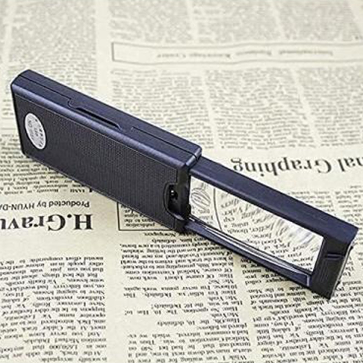 Handheld extendable magnifier with clear acrylic lens for reading