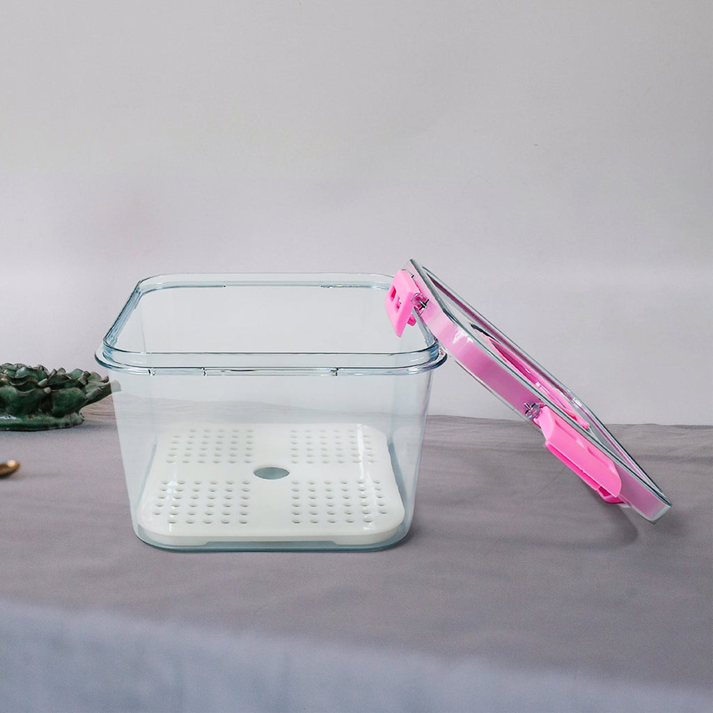 Airtight lid of the plastic food storage container ensuring freshness.