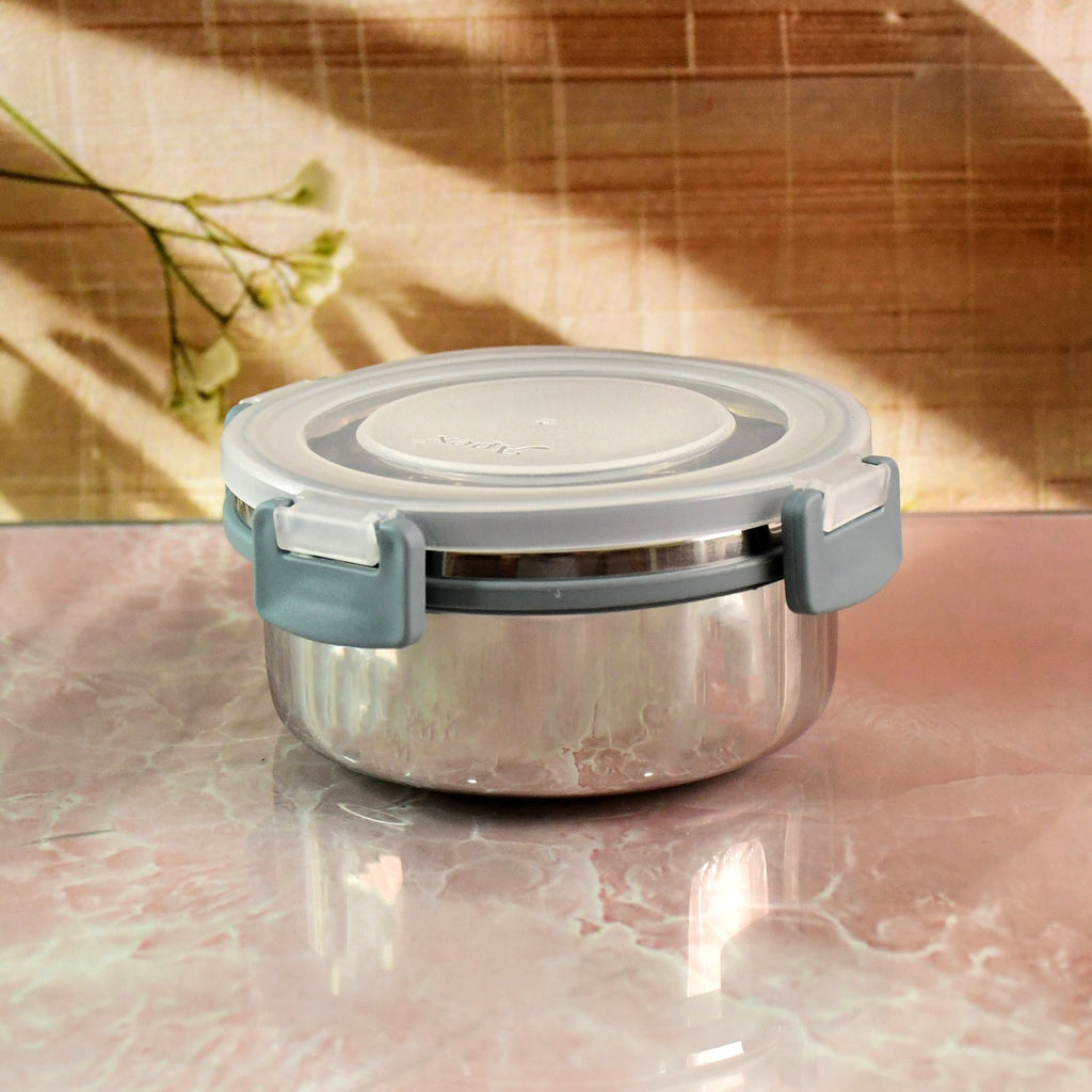 Silicone seal and locking mechanism of airtight food container close-up