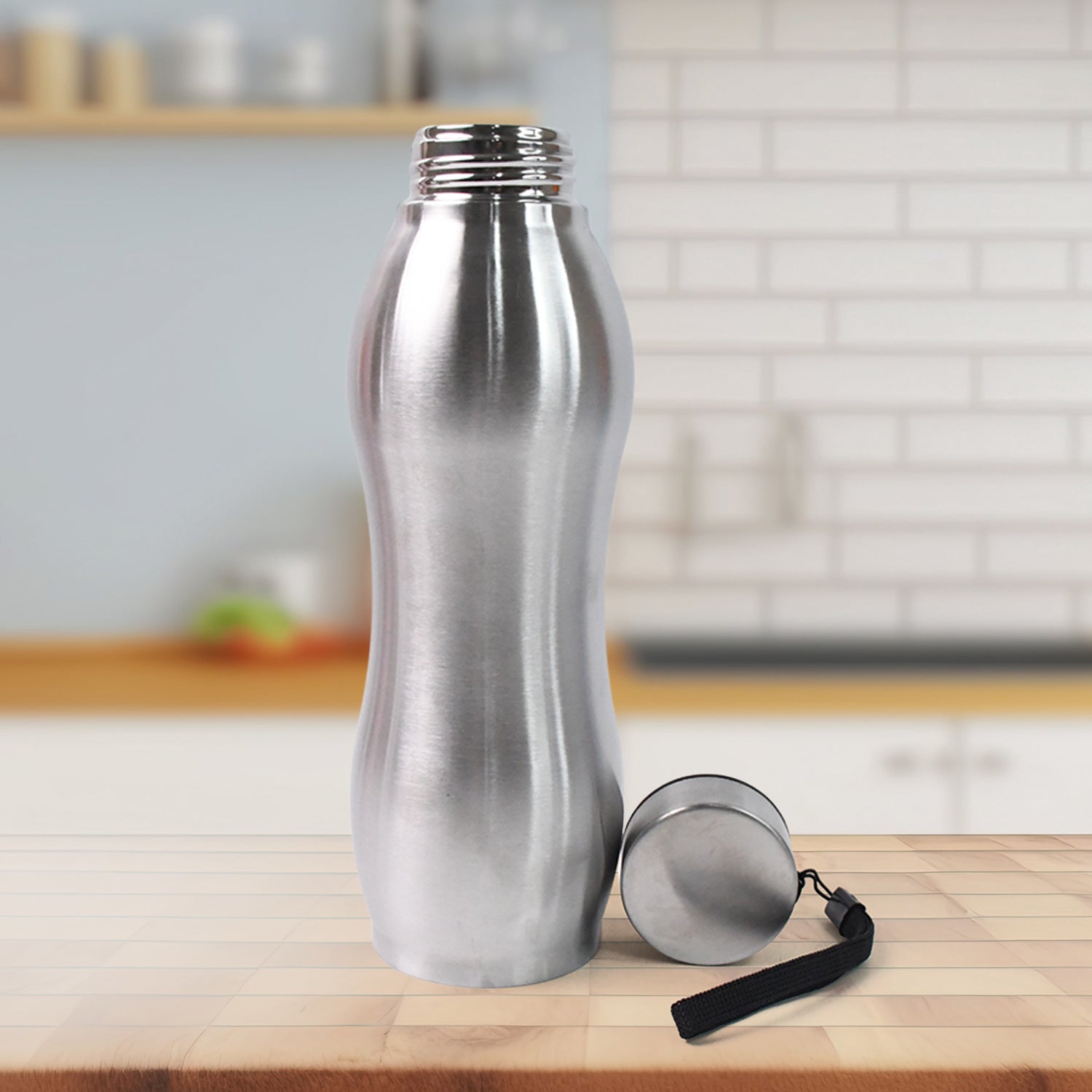 Vacuum insulated stainless steel water bottle for outdoor use
