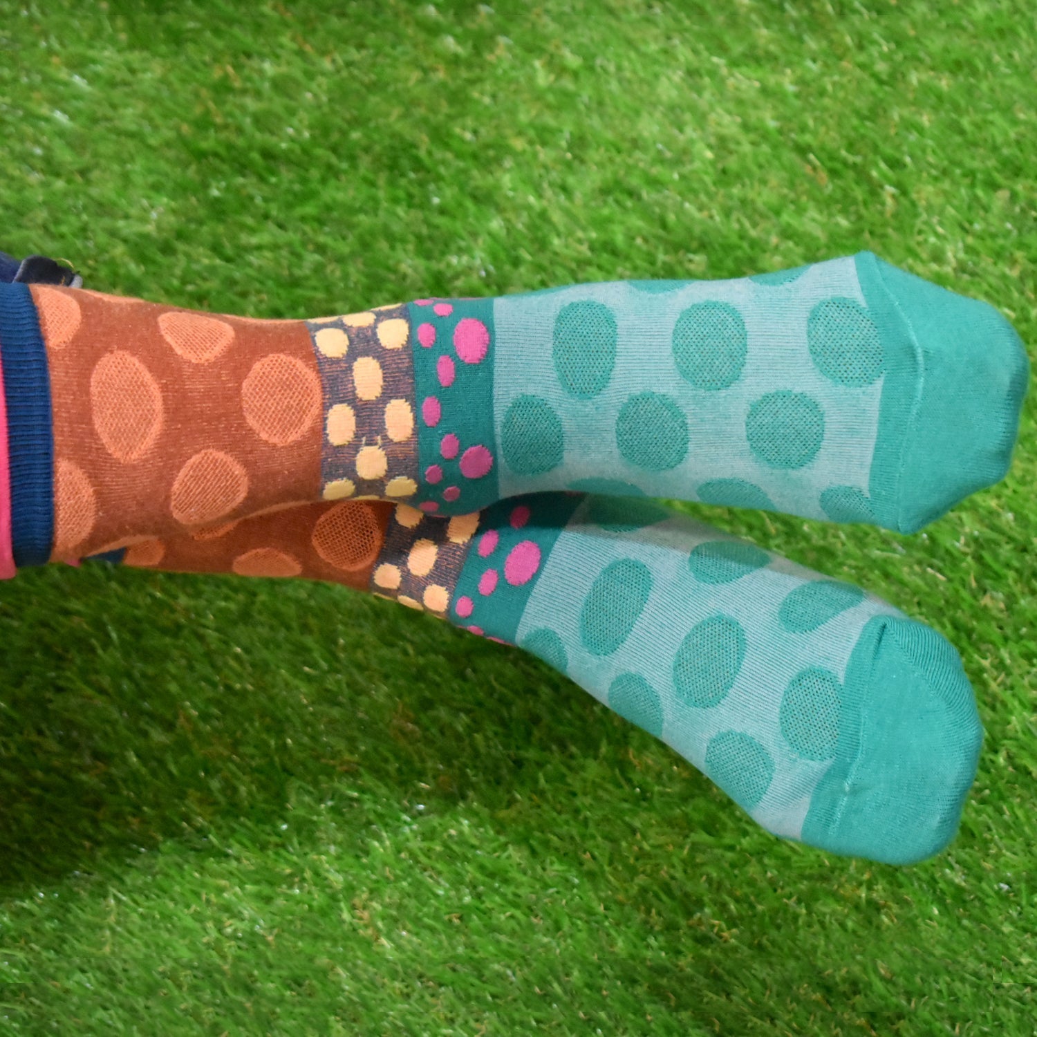 Close-up of the elastic cuff on a men's ankle length sock, ensuring a comfortable, secure fit.