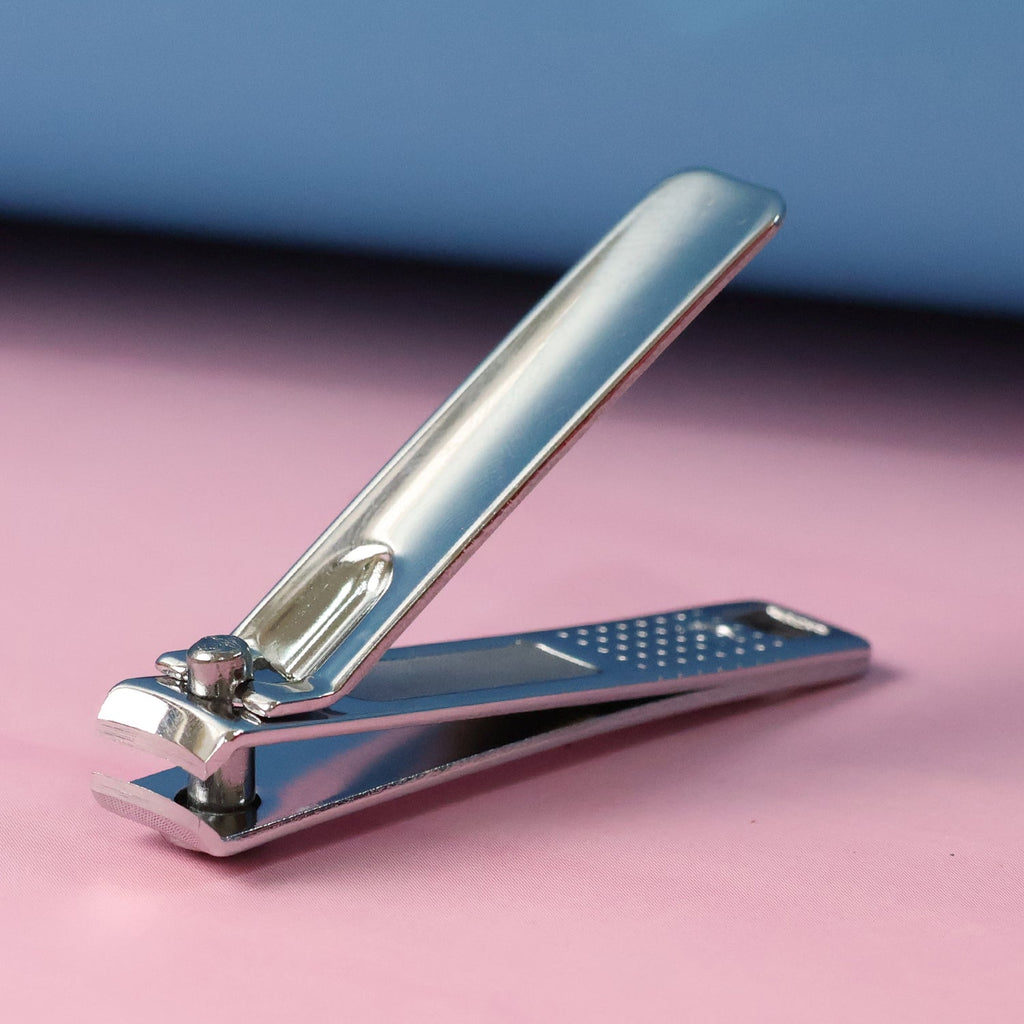 Nail clipper with non-slip handle for safe grip