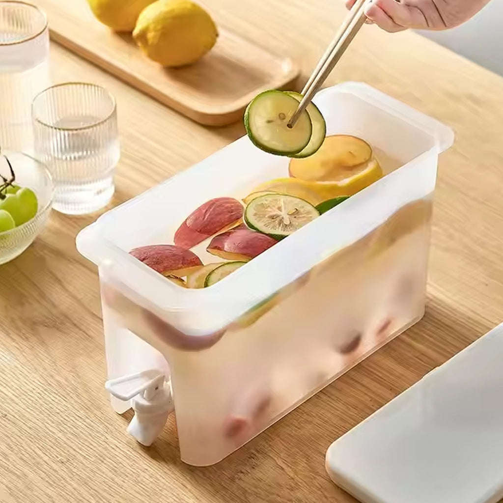 Wide-mouth opening of the water dispenser jug, making it easy to add ice and fruit.