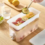 Wide-mouth opening of the water dispenser jug, making it easy to add ice and fruit.