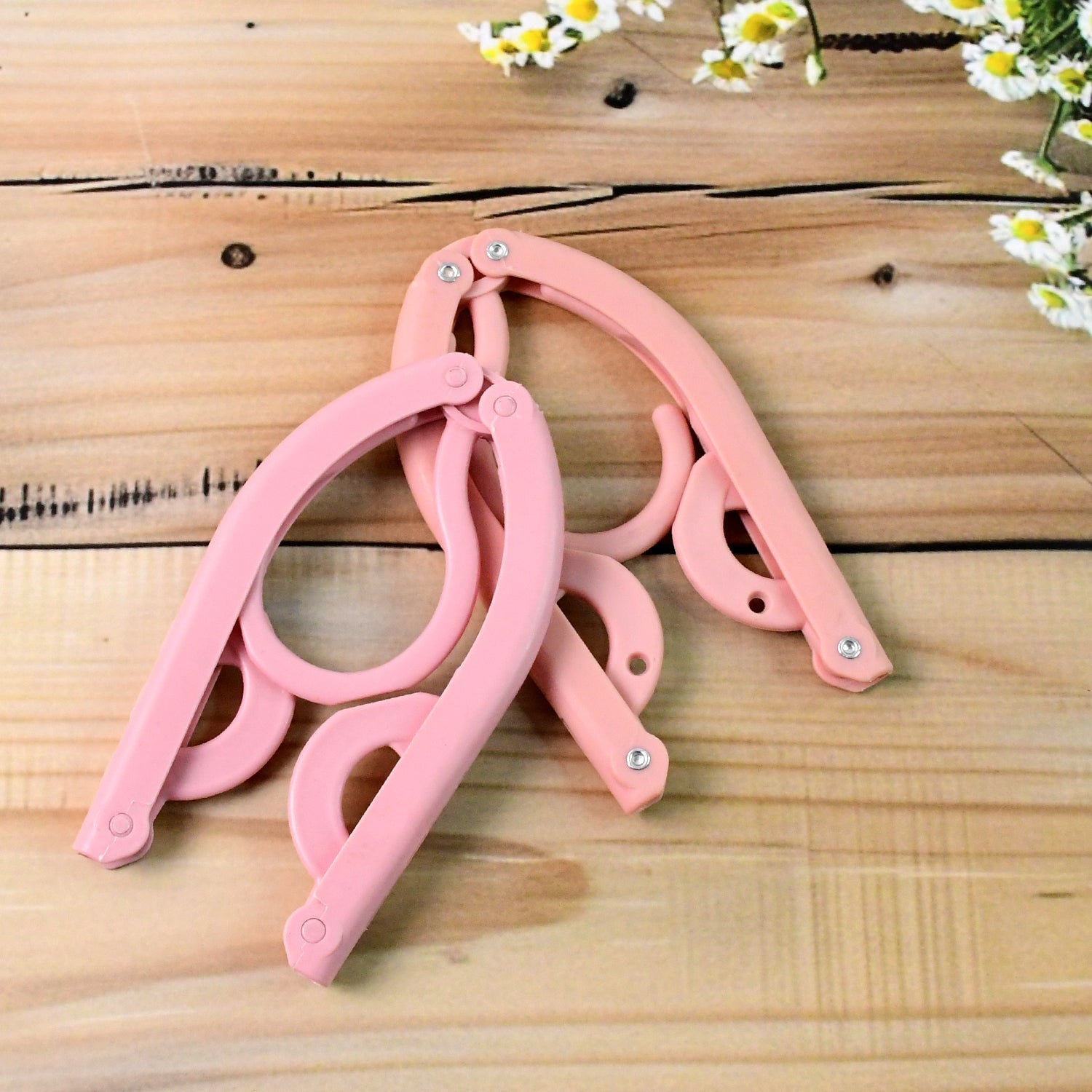 Portable hanger ready to hold various clothes securely