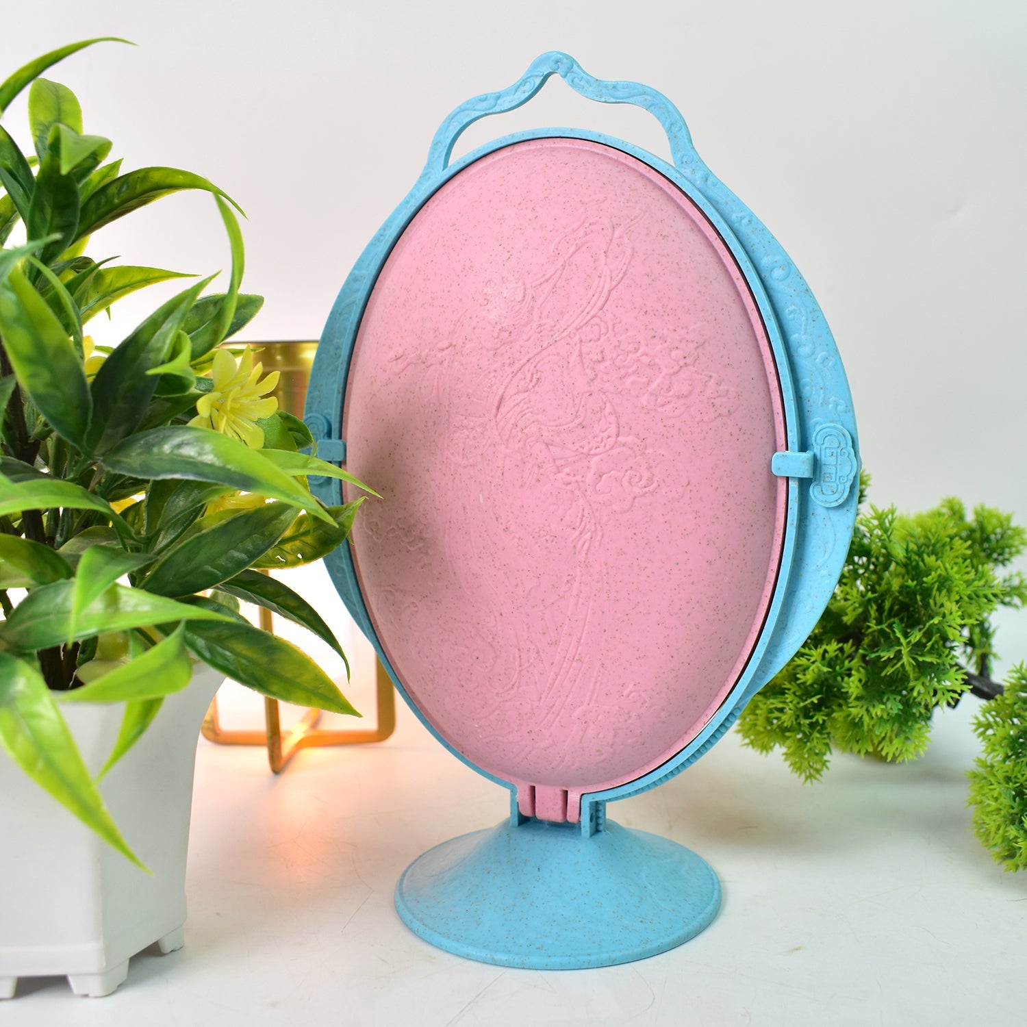 Close-up of reflective fruit dish highlighting mirror surface