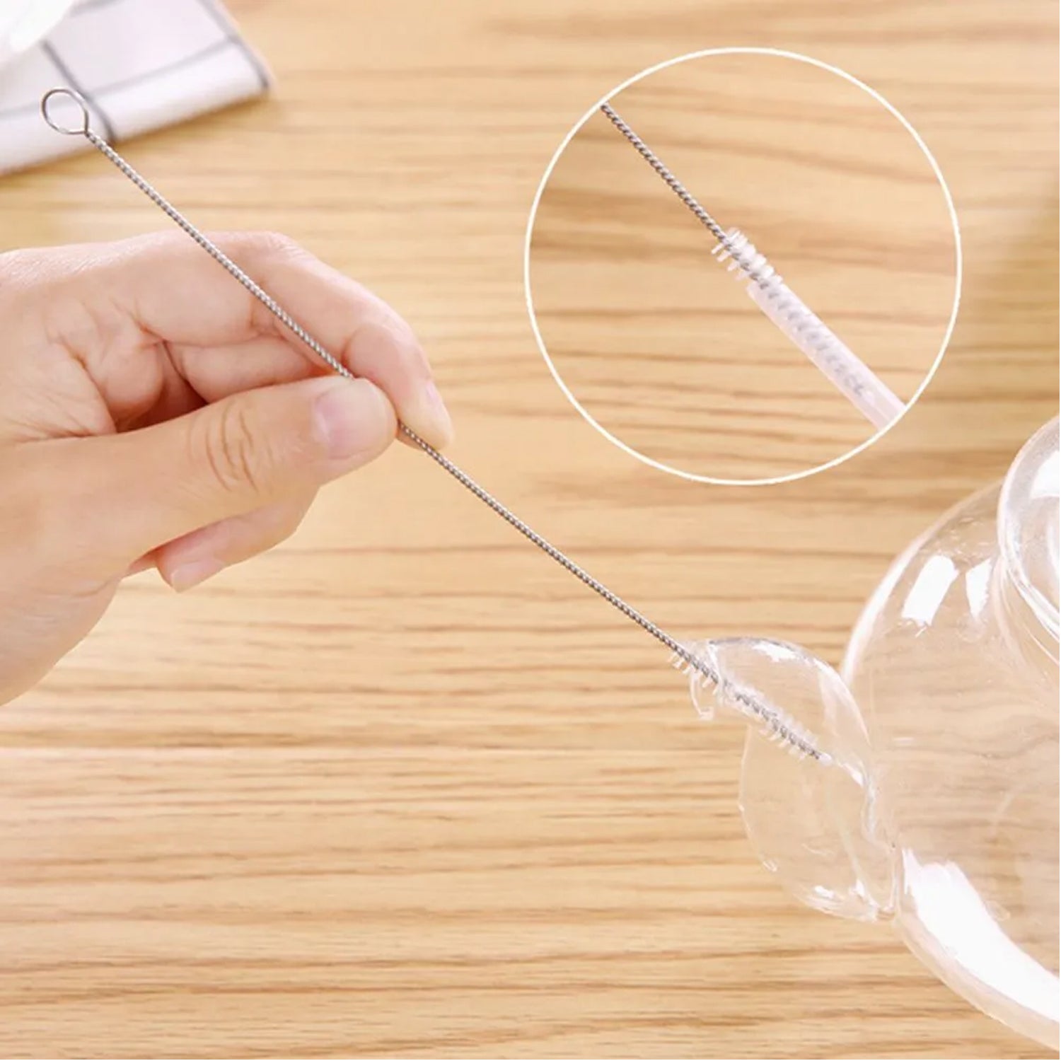 Velvet Wipe straw cleaning brush with water droplets highlighting cleanliness