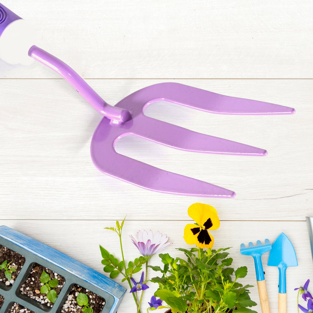 Detailed view of the garden tool kit with dimensions for each piece.
