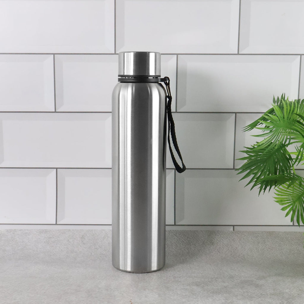 Close-up of the  1000ml water bottle highlighting its sweat-proof exterior.
