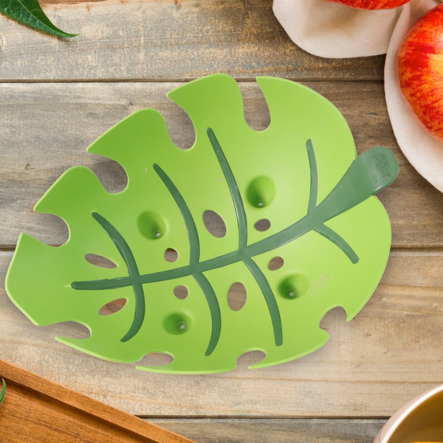Plastic fruit bowl with leaf pattern and airflow cut-outs for freshness