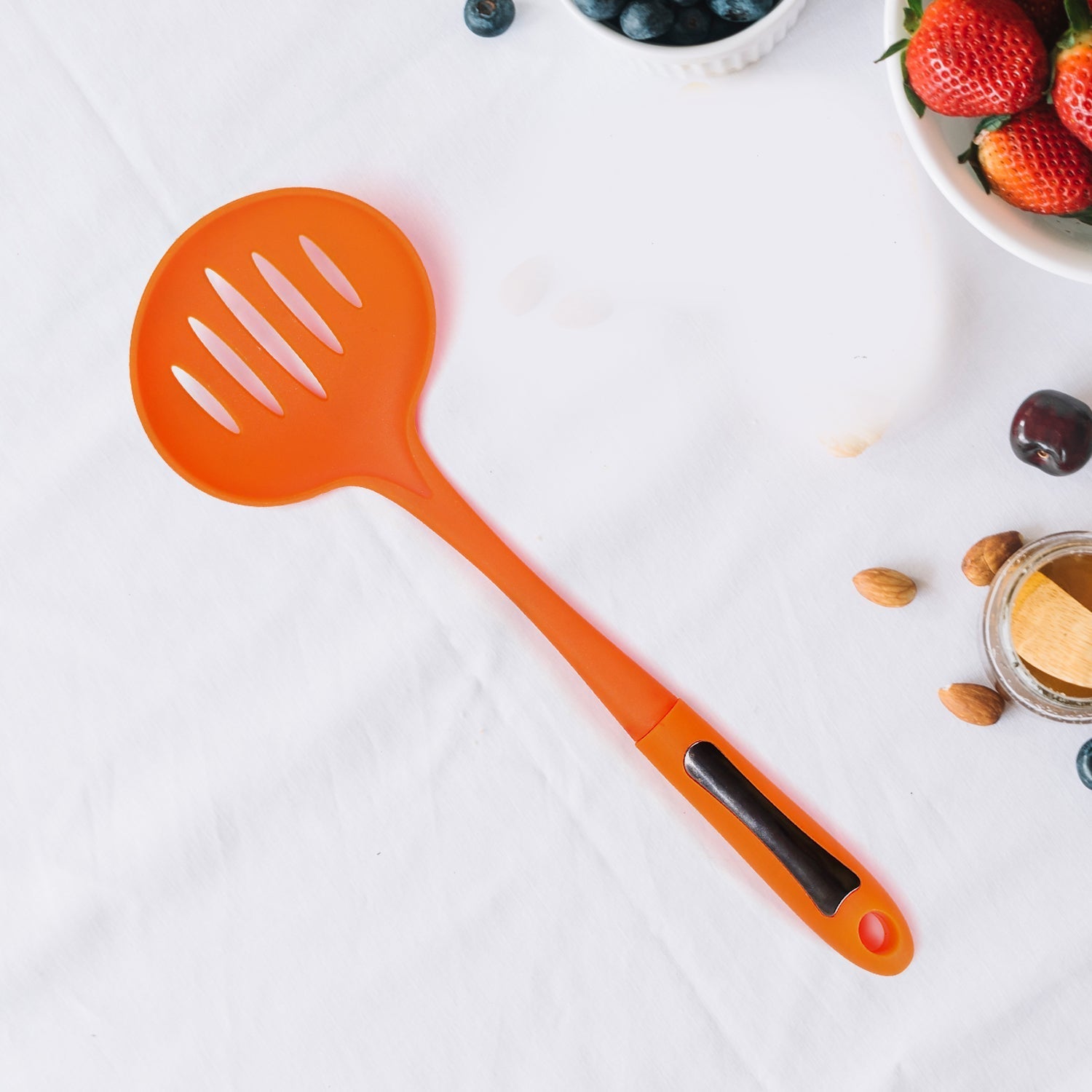 Ergonomic 35cm nylon cooking shovel with built-in colander for easy draining.
