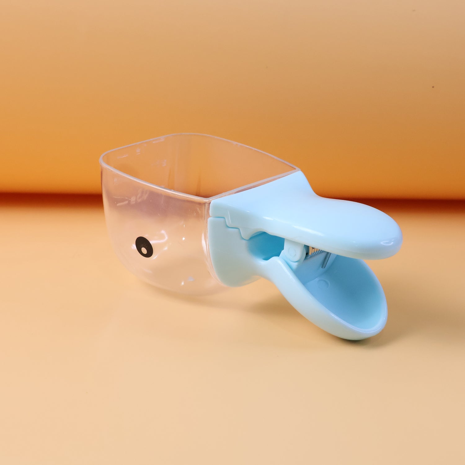 2-in-1 pet food scoop with airtight bag clip keeps food fresh