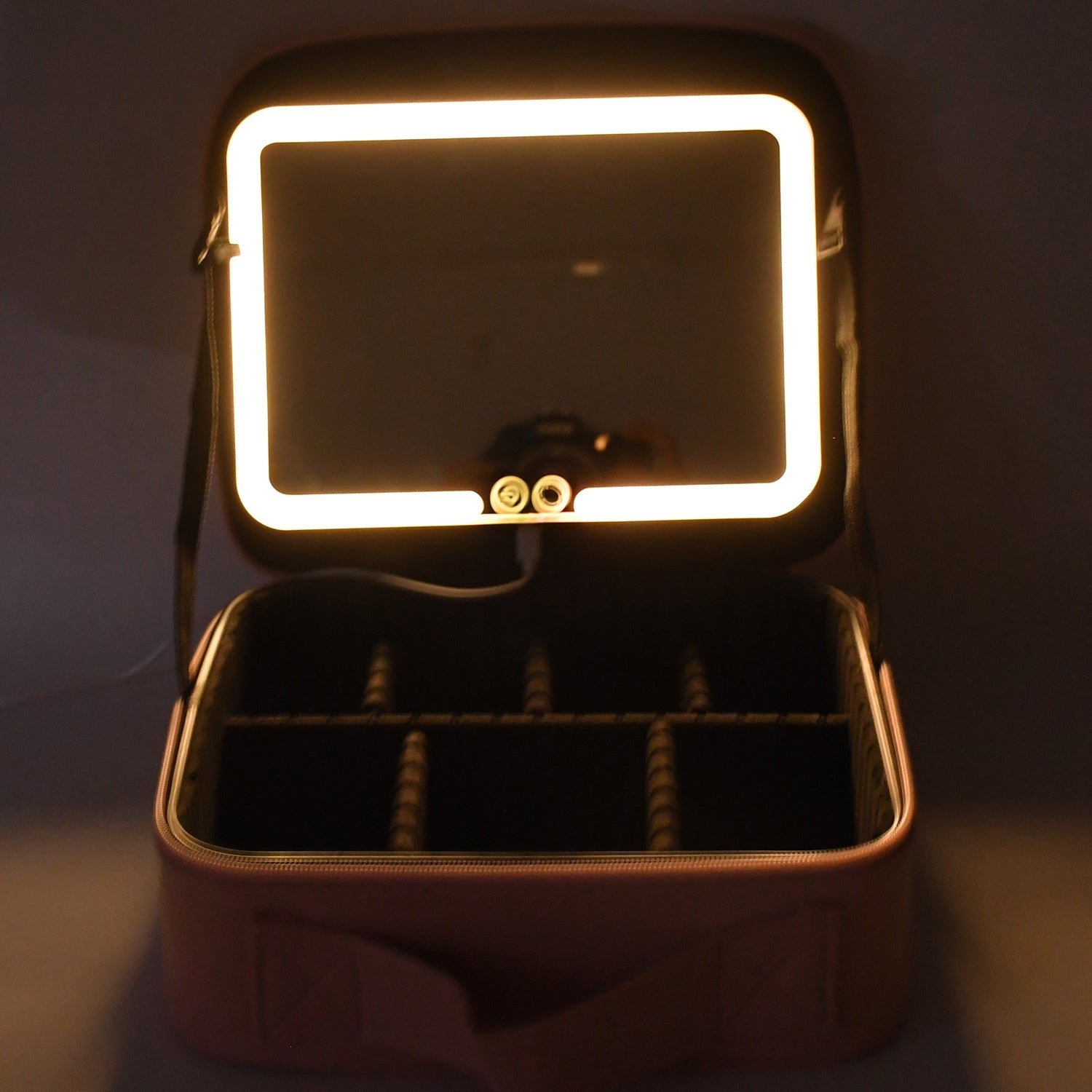 Sturdy handle on the LED makeup organizer box for easy carrying