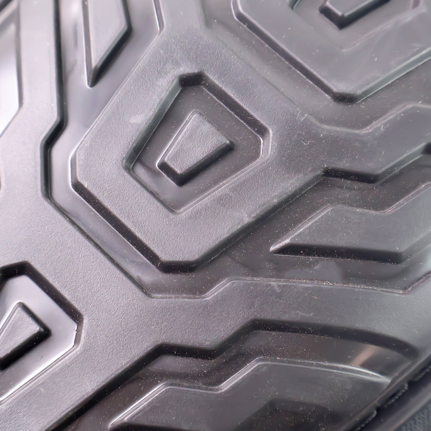 Adjustable heavy-duty knee pad providing safety and comfort during work
