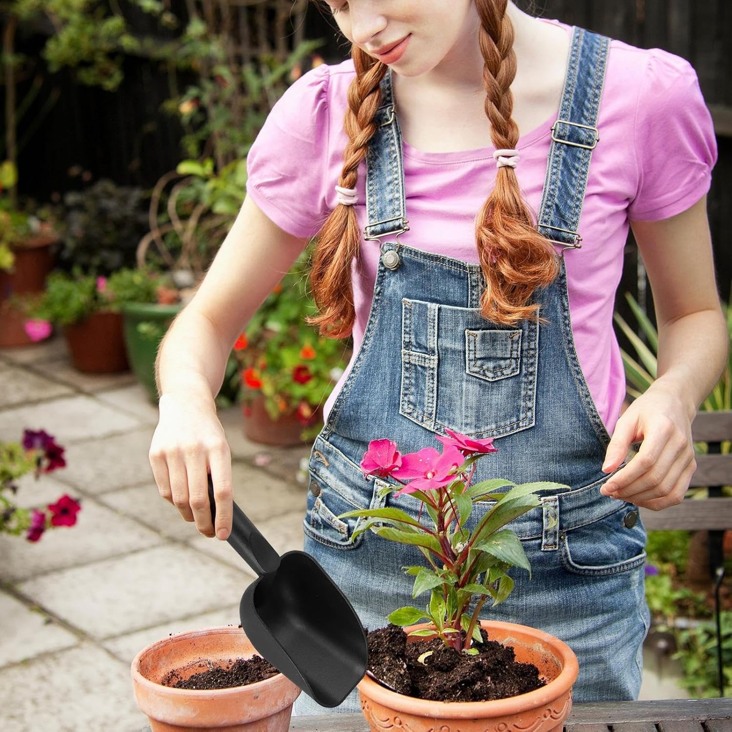 Plastic planting and digging garden hand trowel tool
