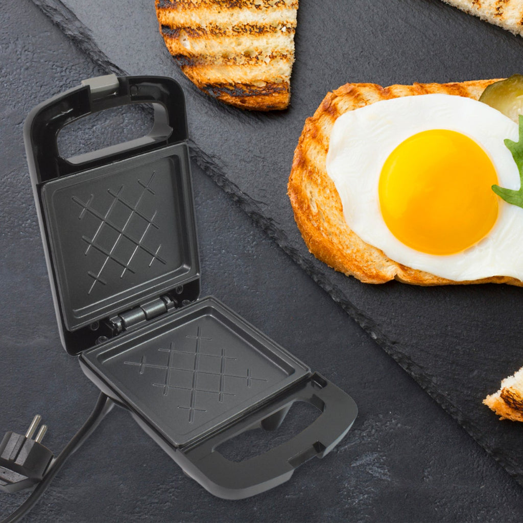 Ergonomic cool-touch handle of the ChefMates sandwich toaster for safe use.