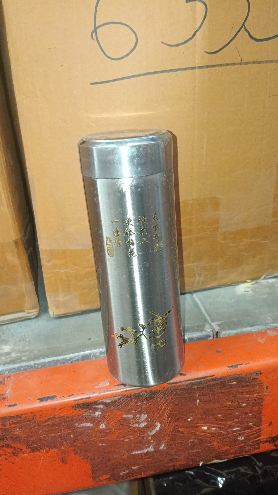 The 380ml stainless steel travel bottle placed on a desk.