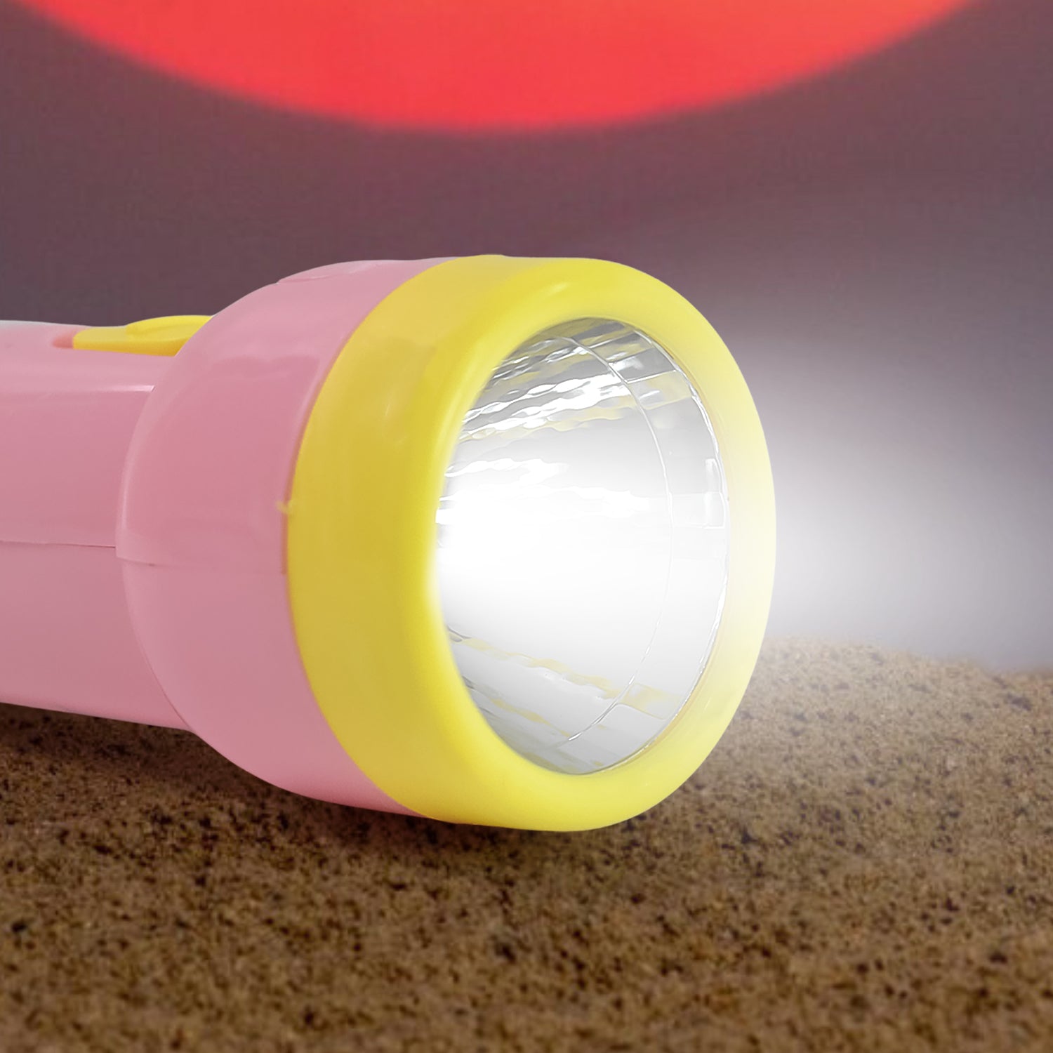 Swift-beam LED flashlight suitable for home and outdoor use