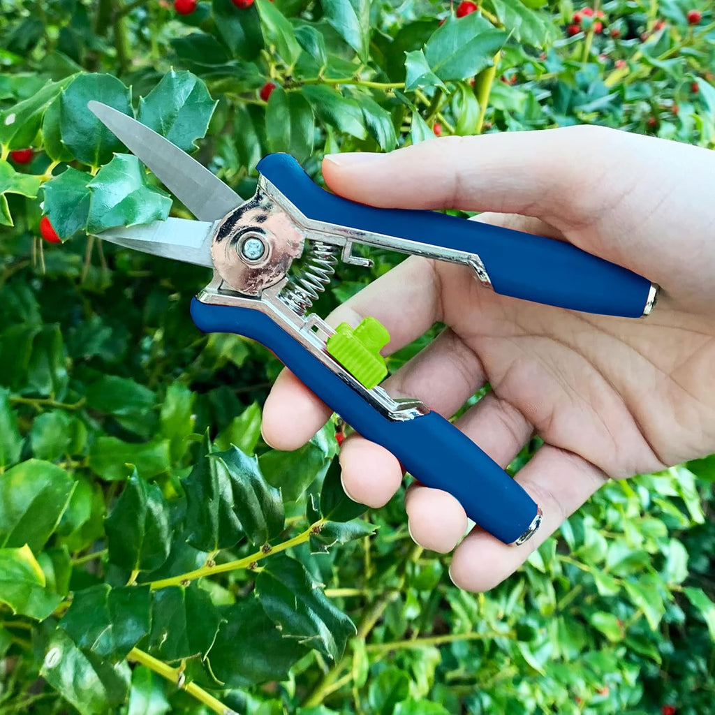 Non-stick coated blade of micro garden snip for smooth cutting