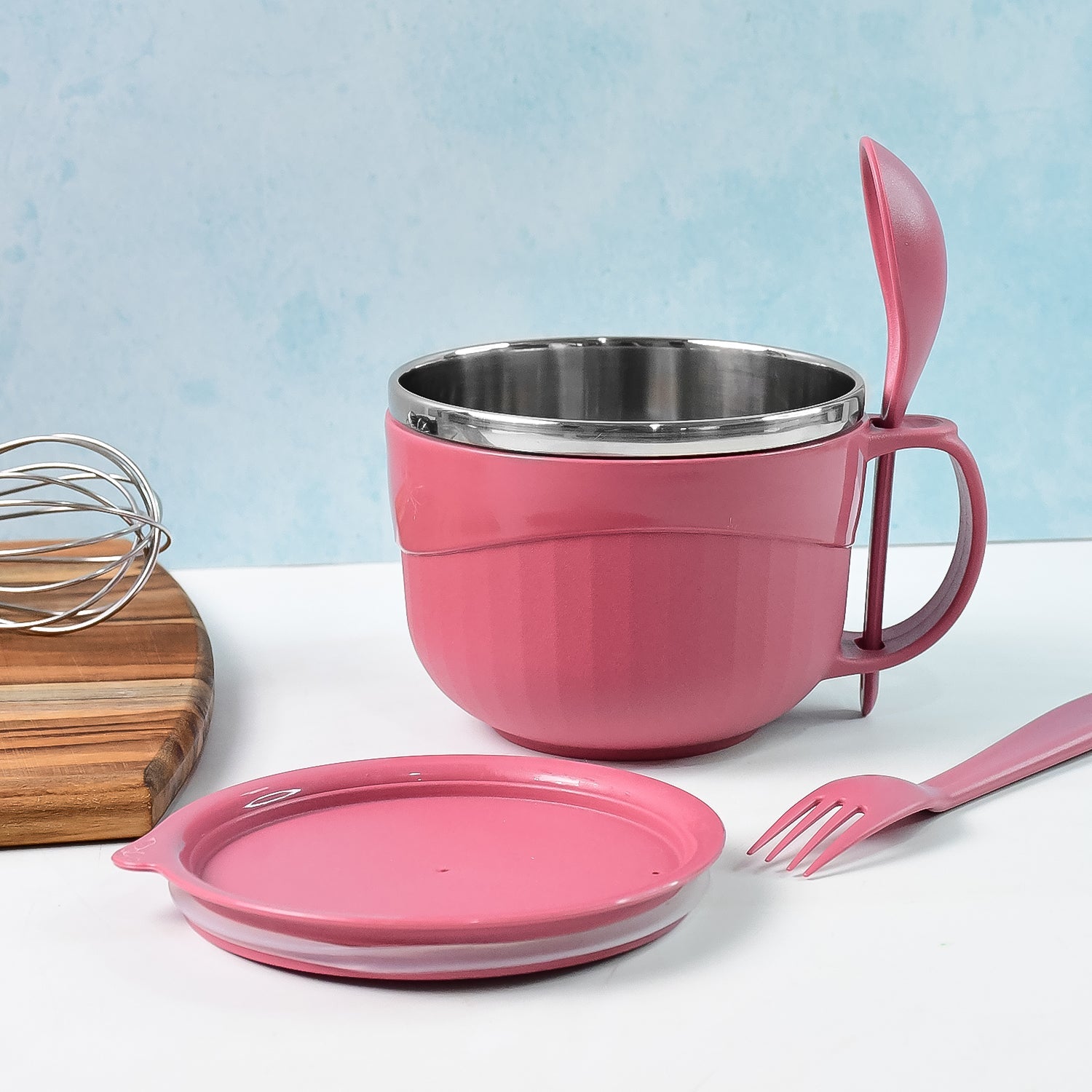 Apex noodle bowl showing secure leak-proof lid and ergonomic handle