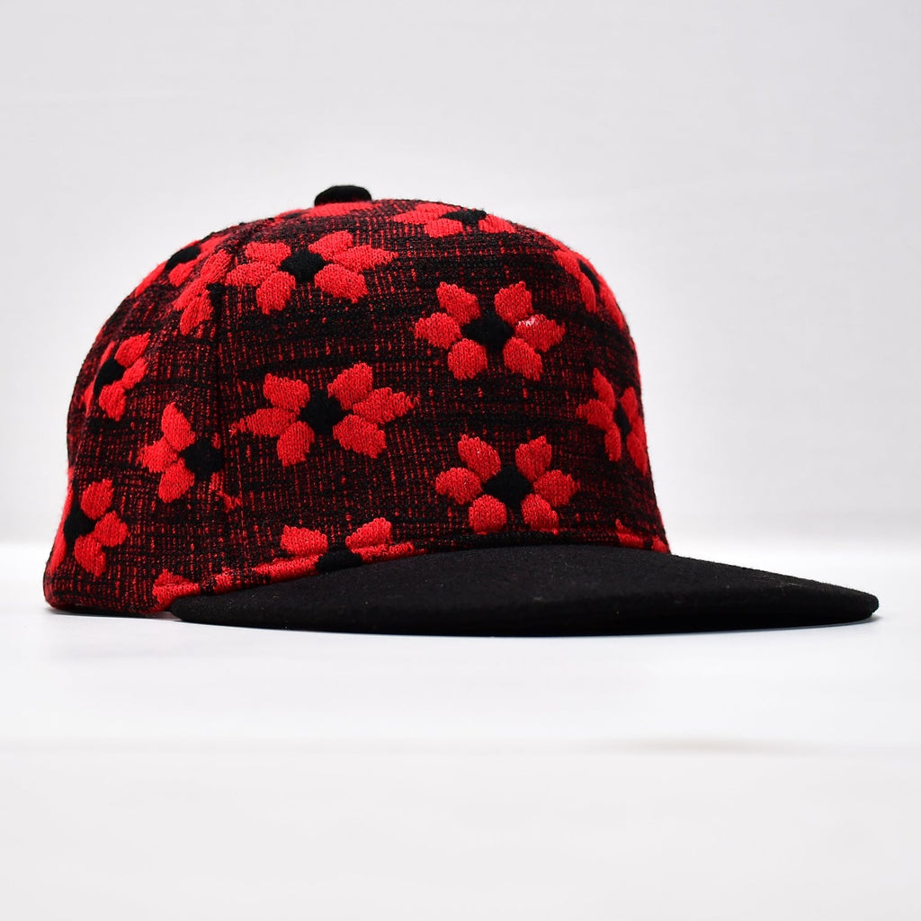 Side profile of a black Hip Hop Snapback Hat, highlighting its curved brim and comfortable fit.