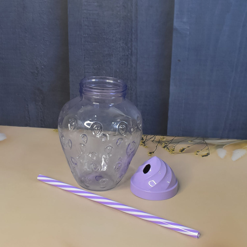 Ergonomic Tidy Table drinking cup, easy to hold for both adults and children.