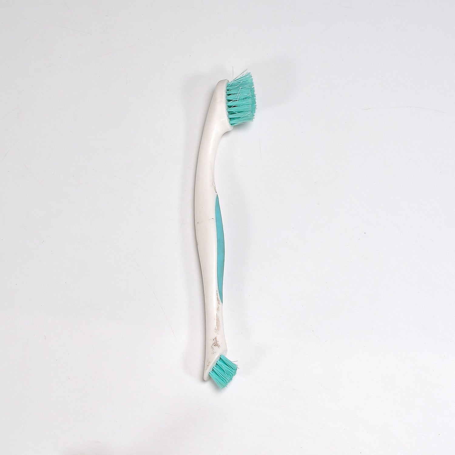 Back view of the Styleva dual-sided cleaning brush, highlighting its compact and practical design.