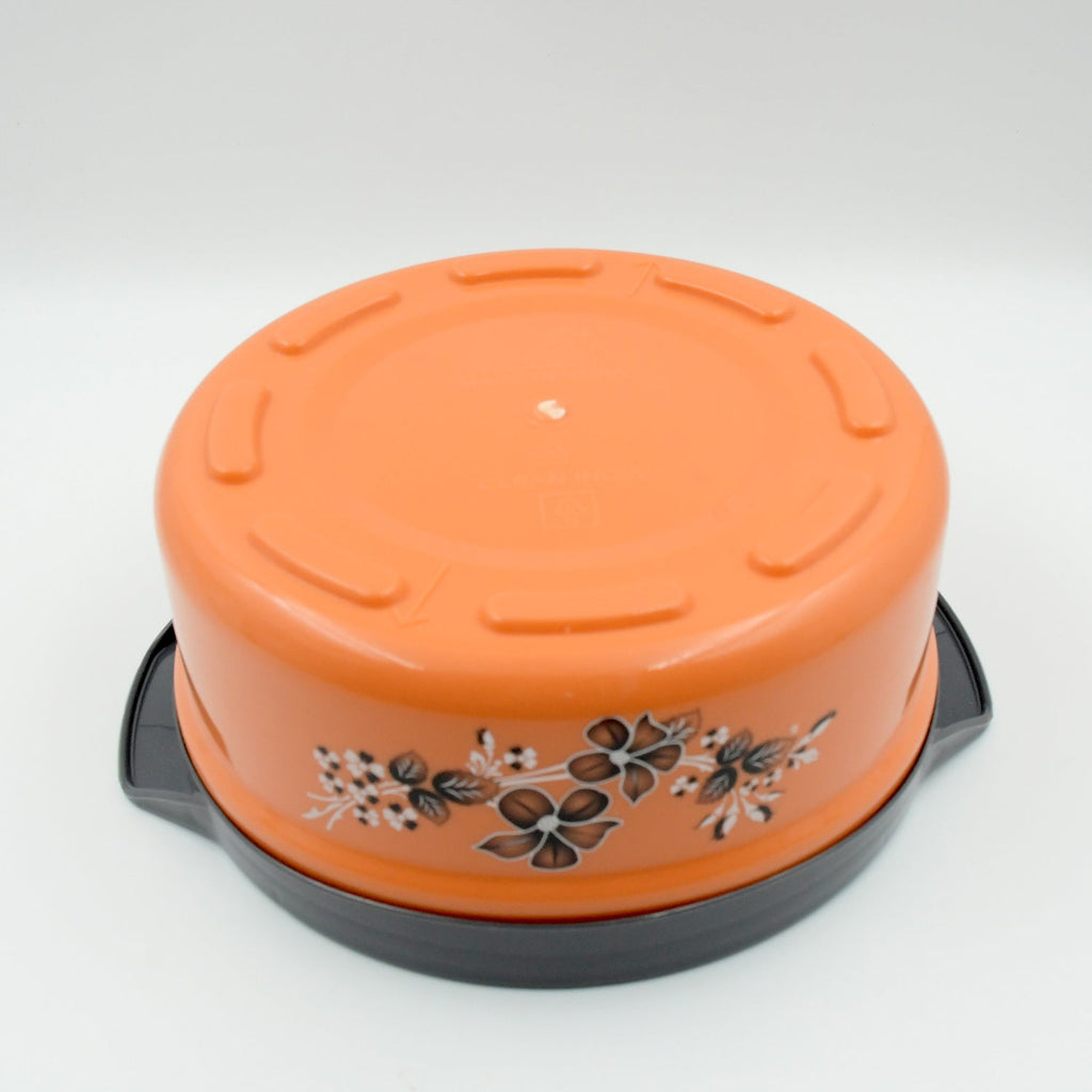 Practical insulated casserole box in a kitchen setting, ready for daily use.